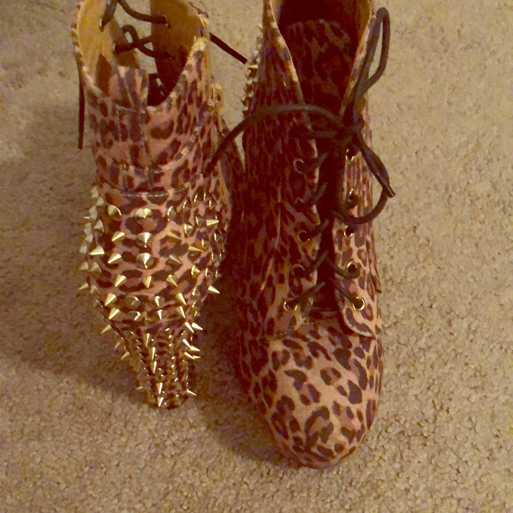 Leopard booties with spikes